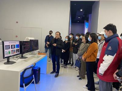 信息技術(shù)學(xué)院師生參觀達(dá)闥機(jī)器人的5G超級(jí)工廠